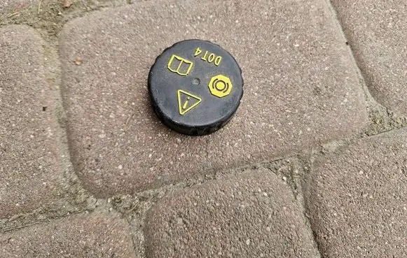 Opel Vivaro Brake fluid reservoir filler cap with level sensor 