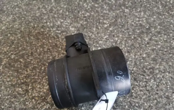 Volkswagen Touran I Mass air flow meter 0281002461 074906461B