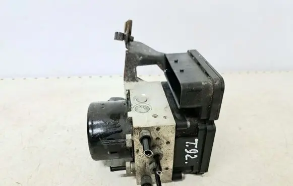 Volvo V70 ABS Pump 30681619 P30681619