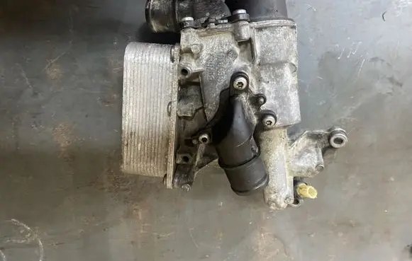 Nissan Qashqai+2 Oil filter mounting bracket