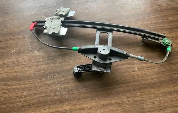 Rear door manual window regulator