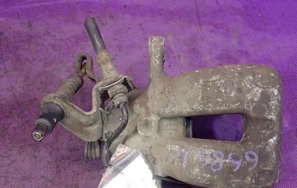 Volkswagen Jetta V Rear brake caliper