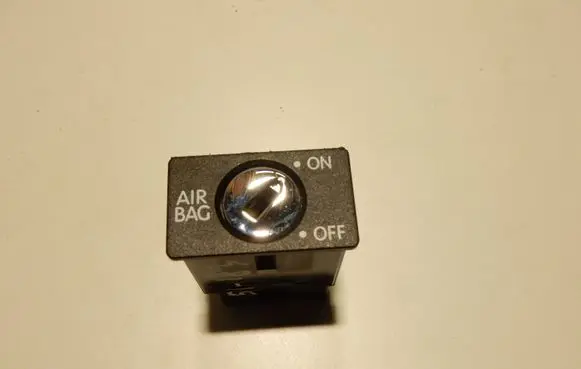 Passenger airbag on/off switch