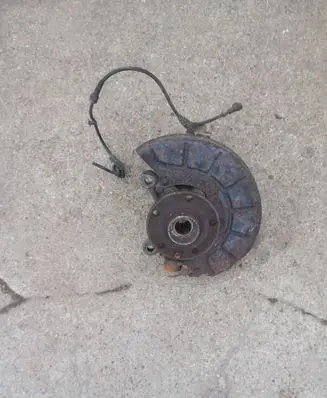 Volkswagen Touran I Front wheel hub spindle knuckle 