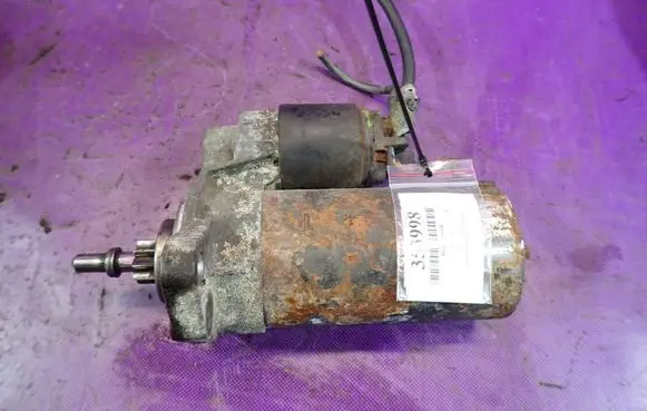Volkswagen Golf III Starter motor 068911023T
