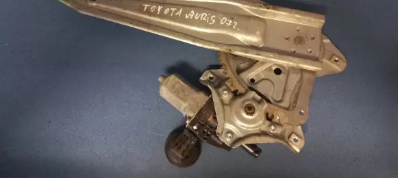 Toyota Auris 150 Front door window regulator with motor 857200D120