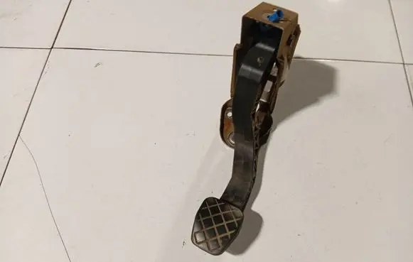 Volkswagen Polo IV 9N3 Brake pedal 