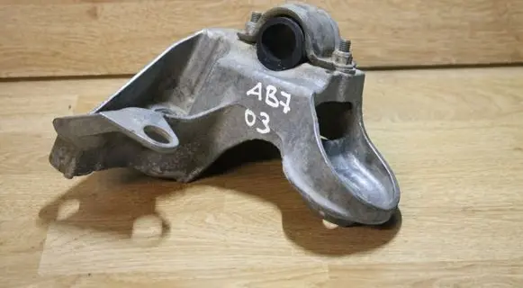 Audi A4 S4 B7 8E 8H Engine mounting bracket 8E0199352F