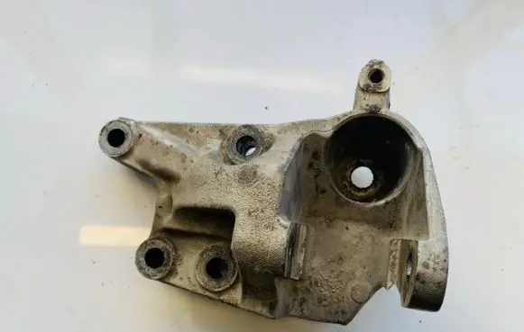 Peugeot 407 Engine mounting bracket 9645161180