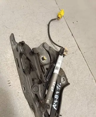 Engine bonnet/hood hinges