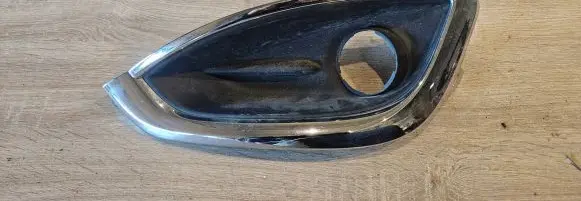 Chrysler Pacifica Front fog light trim/grill 5SD11TRMAC 68229007AA