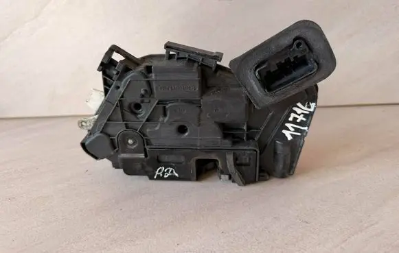Seat Alhambra (Mk2) Front door lock 5K1837016E