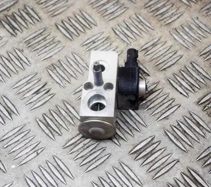 Tesla Model 3 Air conditioning (A/C) expansion valve 110187800A