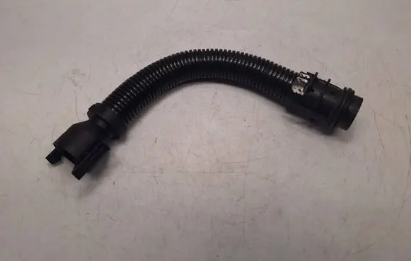 BMW 5 F10 F11 Breather hose/pipe 13717810772