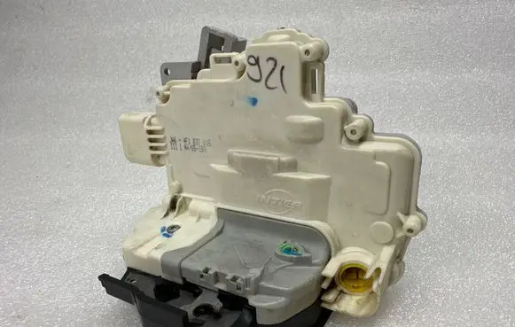 Audi A6 S6 C6 4F Front door lock 4F1837015