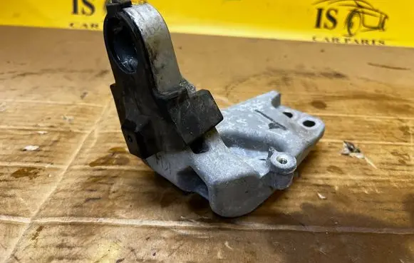 Toyota RAV 4 (XA50) Engine mount bracket