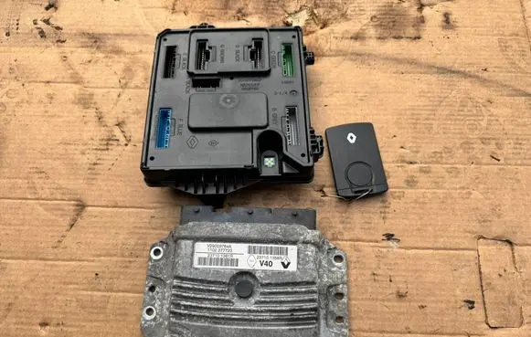 Renault Scenic III - Grand scenic III Engine control unit/module V29009764A 237101358R 237101361R