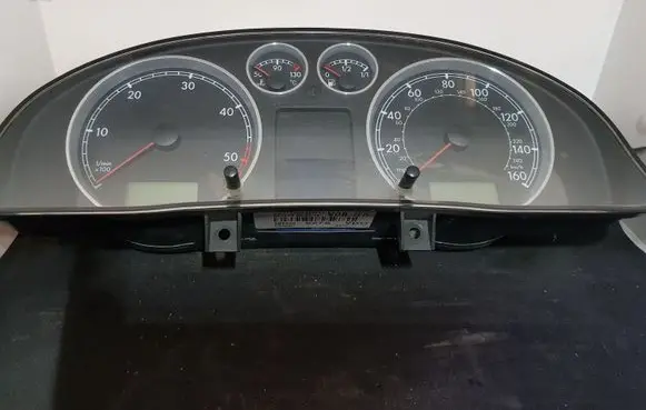 Volkswagen PASSAT B5.5 Speedometer (instrument cluster) 3B0920927A
