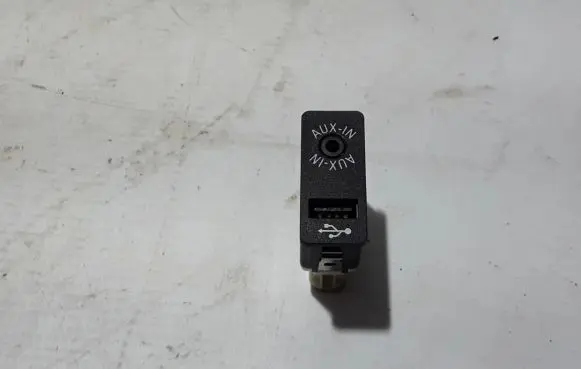BMW 5 F10 F11 AUX in-socket connector 9237654