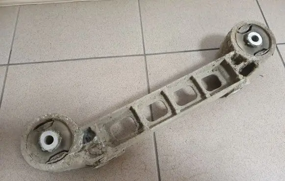 Mercedes-Benz Vito Viano W639 Rear differential/diff mount bracket A6393530347