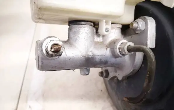 Master brake cylinder