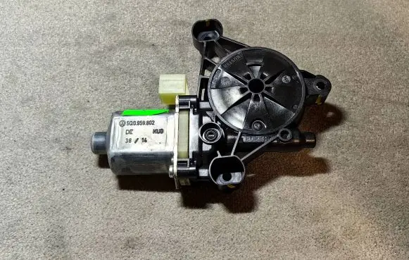 Audi Q3 8U Front door window regulator motor 5Q0959802