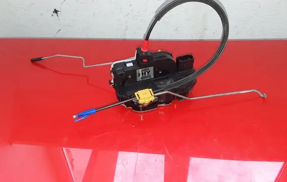 Opel Zafira C Front door lock 13579518