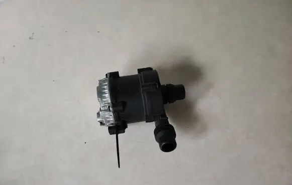 BMW 5 G30 G31 Electric auxiliary coolant/water pump 8637952 0392024061