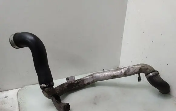 Volkswagen PASSAT B6 Intercooler hose/pipe 