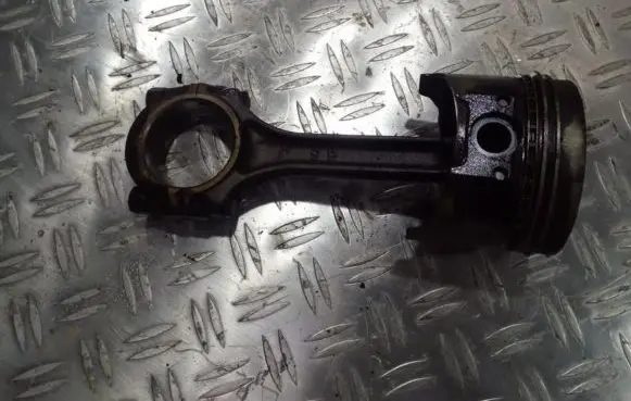 Hyundai Lantra I Piston with connecting rod