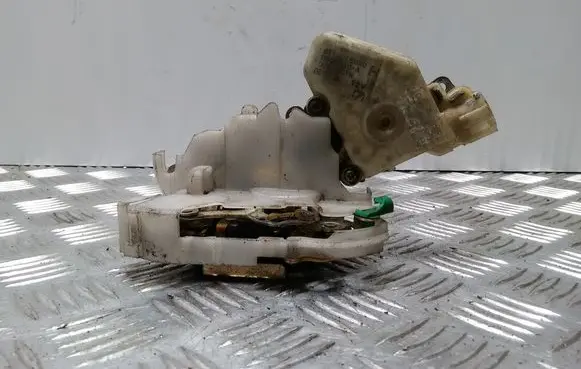 Subaru Impreza II Front door lock 61100FE020