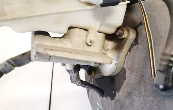 Volvo S40 Master brake cylinder