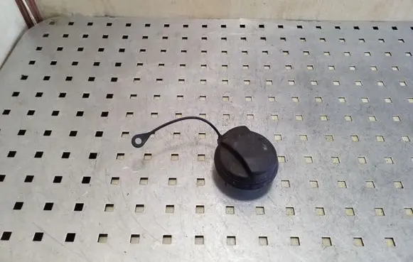 Opel Astra J Fuel tank filler cap 