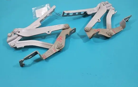 Engine bonnet/hood hinges