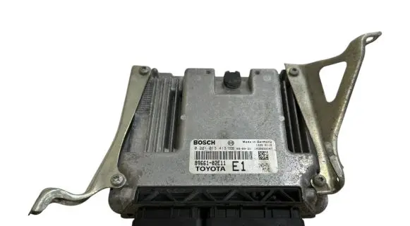 Toyota Corolla E120 E130 Engine control unit/module 8966102E11 0281013413 1039S33107
