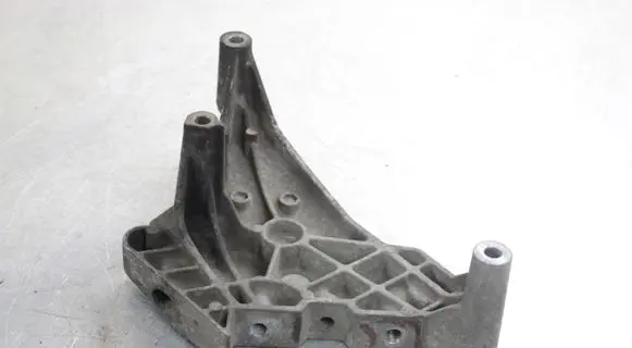 Volkswagen Golf V Engine mounting bracket 03G199207F