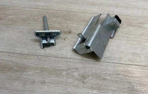 Volkswagen Touareg II Battery bracket 7L0915138G 7L08013870