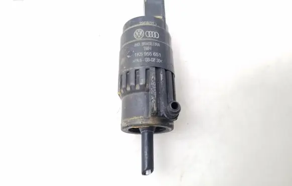 Volkswagen PASSAT B6 Windscreen/windshield washer pump 1K5955651