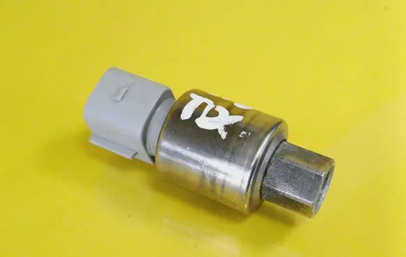 Ford Focus Air conditioning (A/C) pressure sensor 3S4H19D594AA