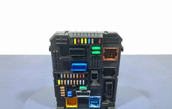 Chevrolet Corsa Fuse box set 9855665280