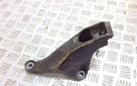 Audi A4 S4 B7 8E 8H Engine mounting bracket 8E0199807S