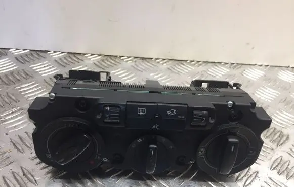 Volkswagen PASSAT B6 Climate control unit 3C1820045A 8256