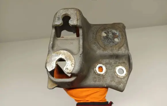 Subaru Outback (BS) Engine mount bracket 41032AJ050