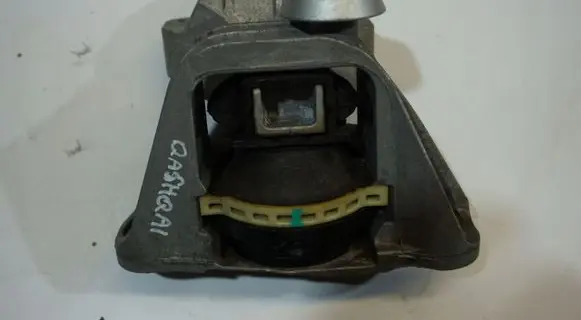 Nissan Qashqai J12 Engine mounting bracket 