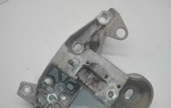 Audi A4 S4 B7 8E 8H Engine mounting bracket 8E0199351C