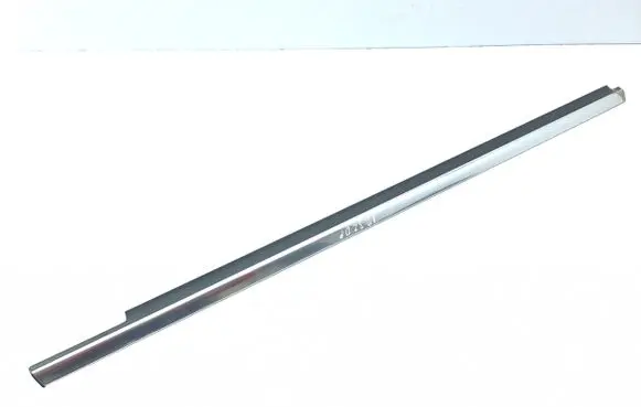 Mercedes-Benz GLK (X204) Front door glass trim molding 