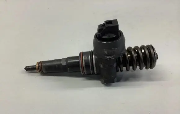 Volkswagen Golf IV Fuel injector 045130073T