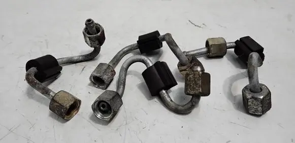 Volkswagen Golf VII Fuel injector supply line/pipe 