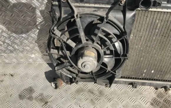 Hyundai Accent Radiator cooling fan shroud
