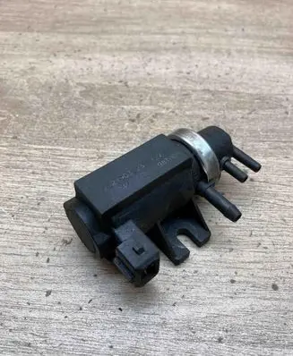 BMW 5 E39 Turbo solenoid valve 2246175 72190323